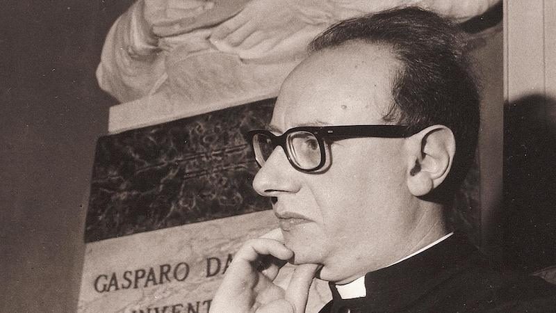 “Un sasso lanciato nel golfo”: Salò ricorda don Gianni Capra