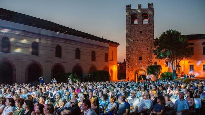 Castello gremito a Desenzano: successo per il tributo ad Adriano Celentano