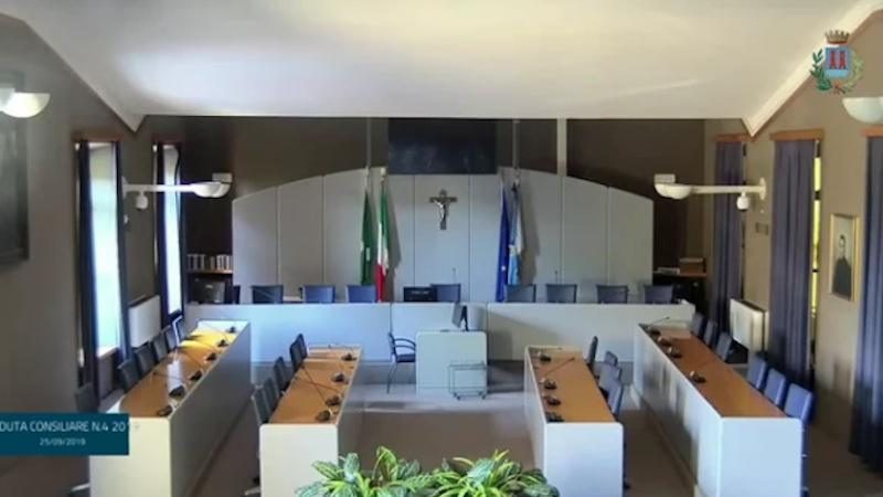 Desenzano, domani il Consiglio comunale: si discute il futuro dell'ex distributore di viale Marconi