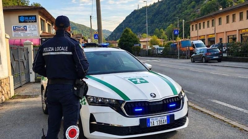 Valle Sabbia, fuga con un'auto rubata: contromano in galleria, arrestato un uomo