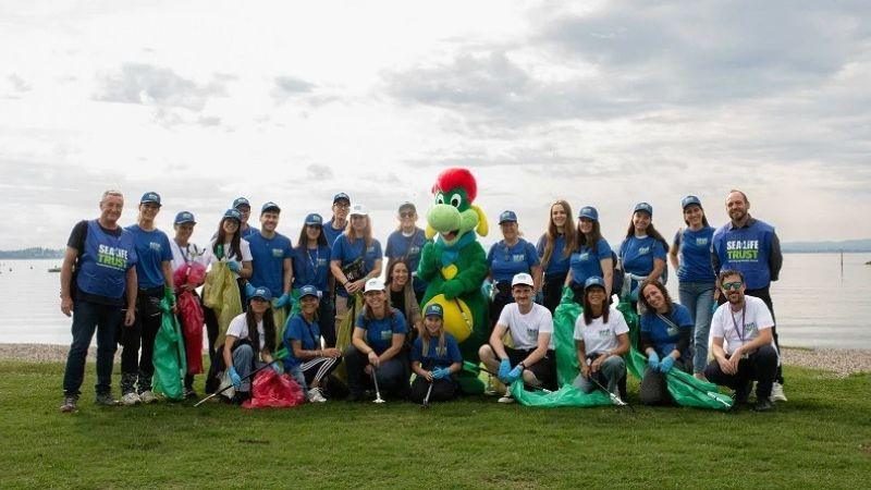 Gardaland SEA LIFE, raccolti 20 chili di rifiuti sulle rive del Garda a Lazise