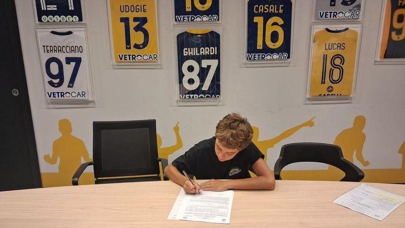 Torri del Benaco, Matteo Vedovelli rinnova con l’Hellas Verona per altri due anni