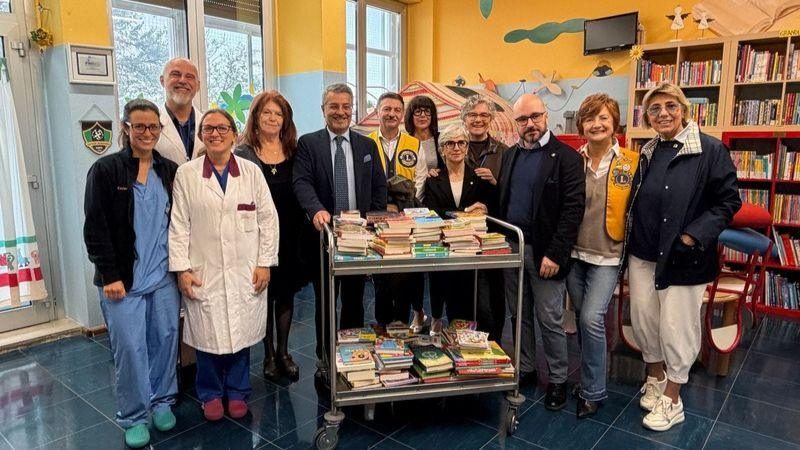 Duecento libri per i piccoli pazienti: i Lions portano la lettura nelle pediatrie dell’ASST Garda