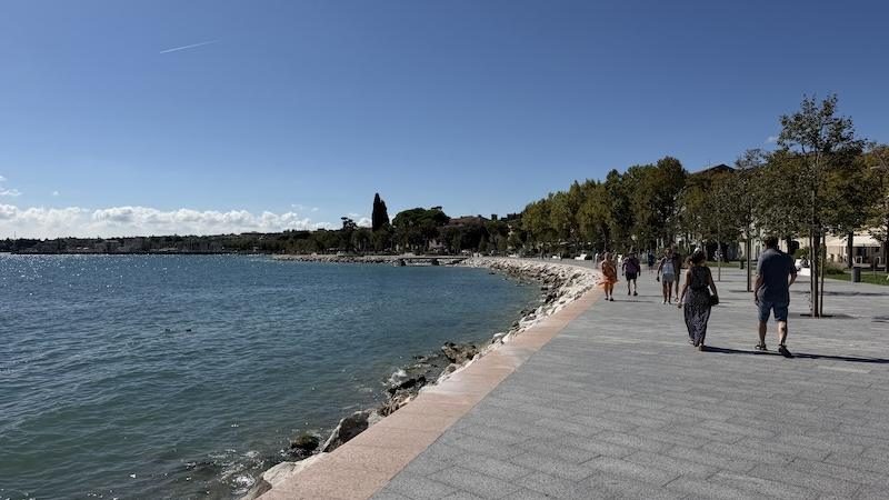 lungolago di desenzano del garda lago di garda estate
