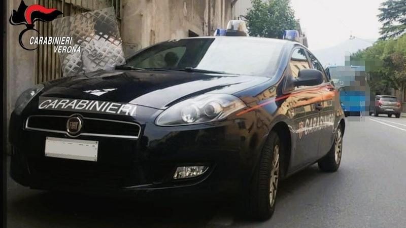 Castelnuovo del Garda, molesta due ragazze sull’autobus e aggredisce i Carabinieri: arrestato 38enne