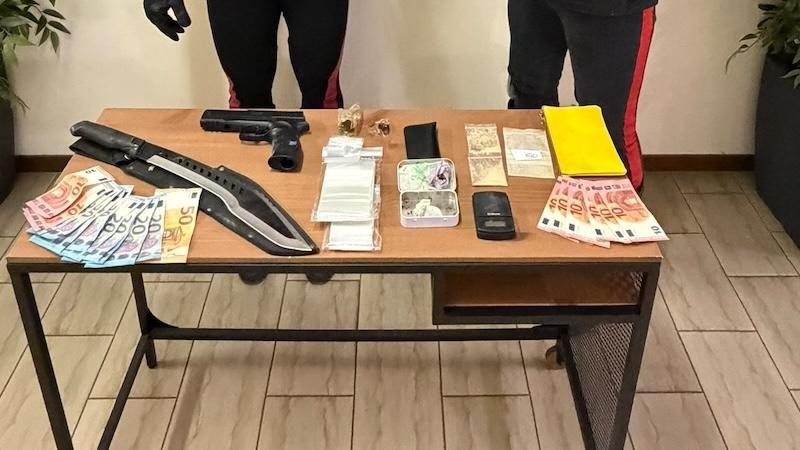 Mazzano, droga e armi trovate in un'abitazione: due persone arrestate dai Carabinieri