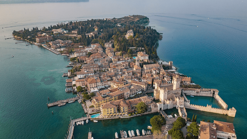 Venerdì a Sirmione tra mercatini, artigianato e musica dal vivo
