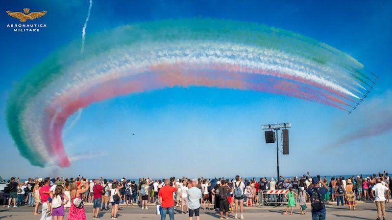 Airshow Frecce Tricolori sul Garda: modifiche a viabilità e multe fino a 500 euro per alcol in vetro e lattine