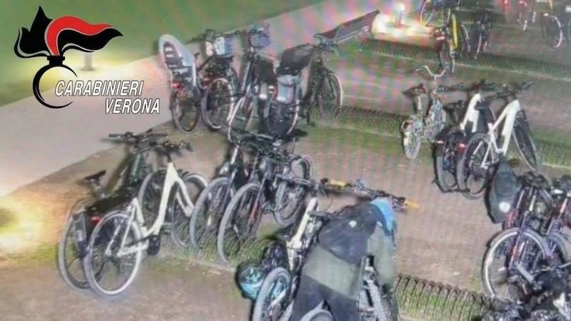 Lazise, ruba una e-bike e aggredisce i carabinieri con una bottiglia rotta: arrestato