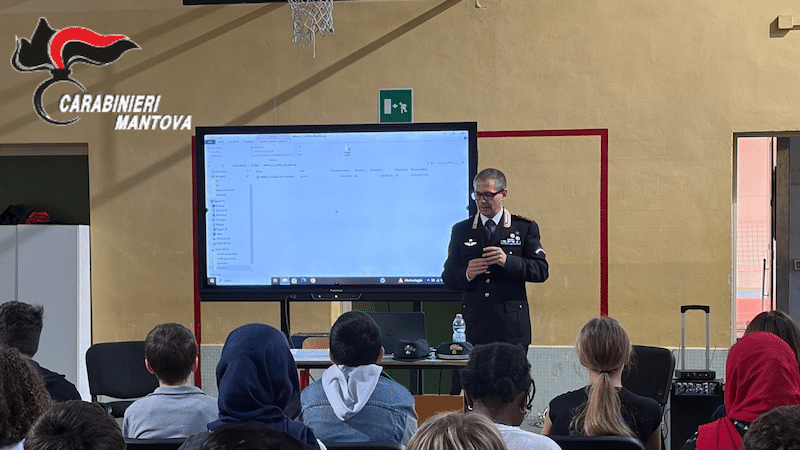Castiglione delle Stiviere, i Carabinieri incontrano 170 studenti della scuola Beschi