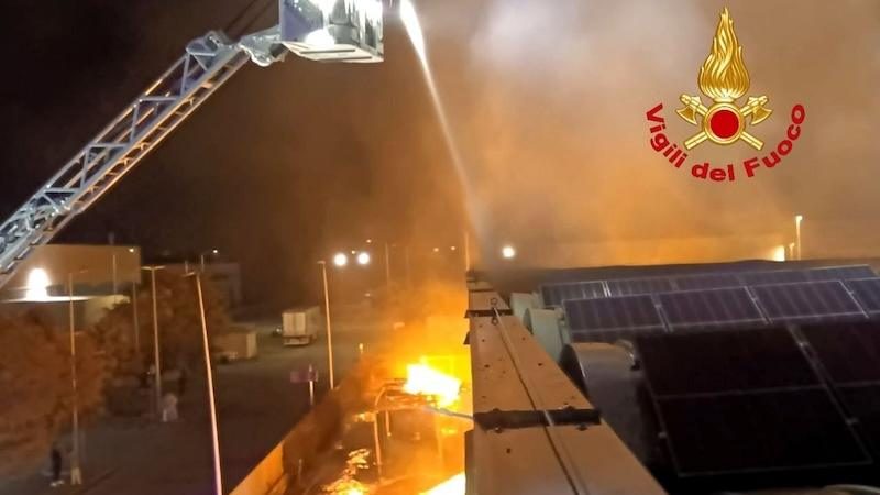 Montichiari, incendio in un'azienda: in fiamme pallet, camion e un muletto
