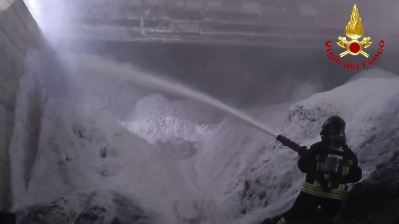 Calcinato, incendio in un'azienda: a fuoco rifiuti industriali e due macchinari