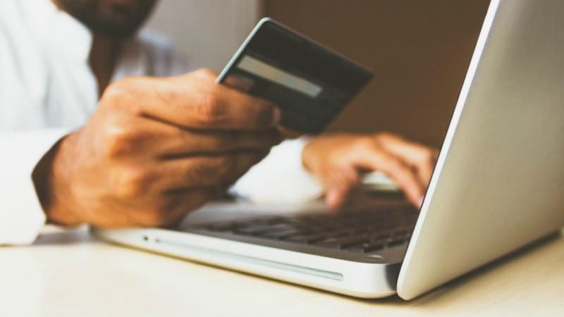 carta di credito computer Lonato del Garda, allerta SMS falsi sulla TARI: segnalati tentativi di truffa ai cittadini
